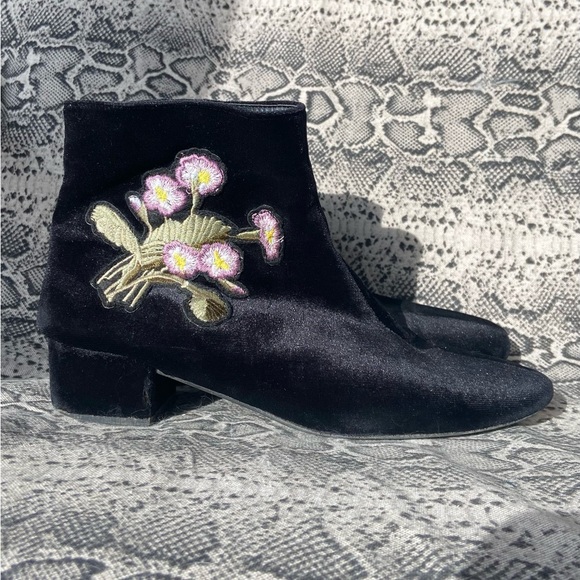 Velour ankle booties with floral design - Picture 2 of 6